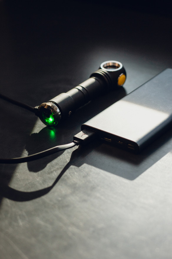 Магнитное зарядное устройство Armytek AMC-02